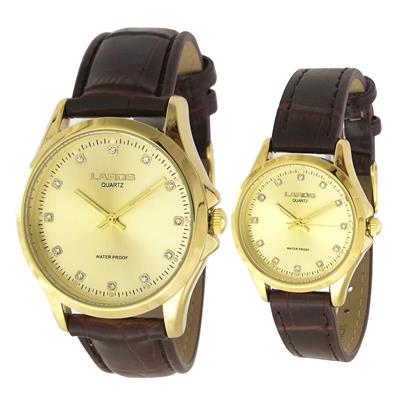 ست ساعت مچی عقربه ای زنانه مردانه لاروس مدل 0118 80227 s به همراه دستمال مخصوص برند کلین واچ